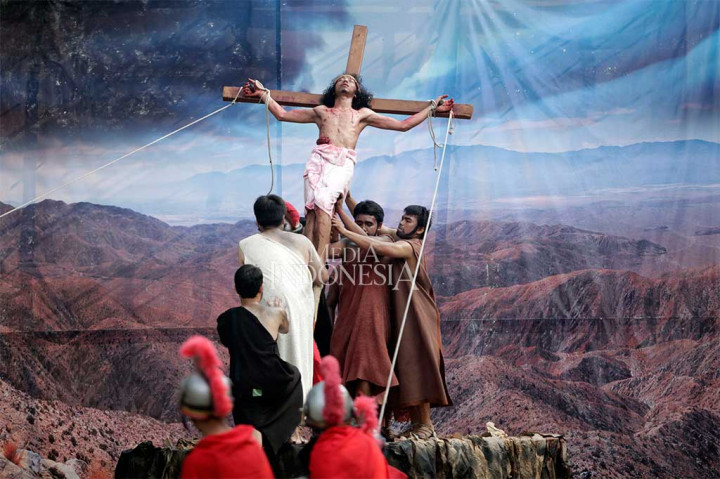 Umat Katolik Gelar Teatrikal Jalan Salib