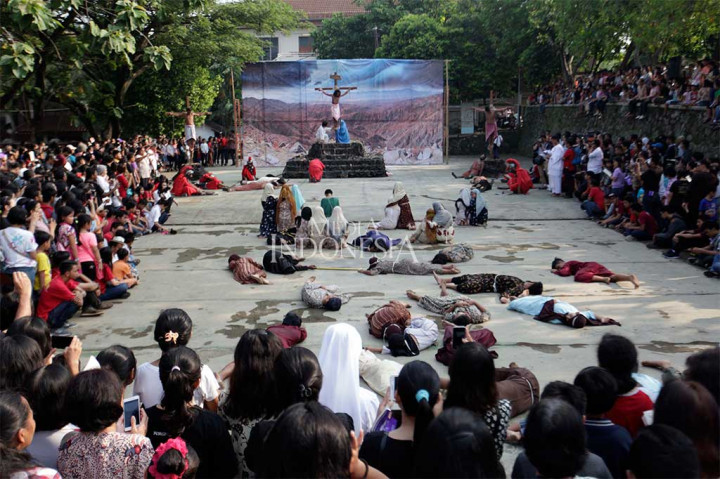 Umat Katolik Gelar Teatrikal Jalan Salib