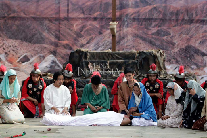 Umat Katolik Gelar Teatrikal Jalan Salib