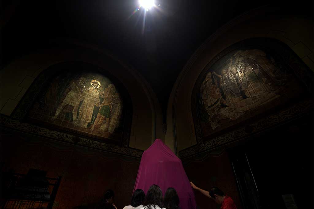 Umat Katolik memanjatkan doa saat ibadah Jumat Agung di Gereja Katedral, Jakarta, Jumat (14/4/2017).