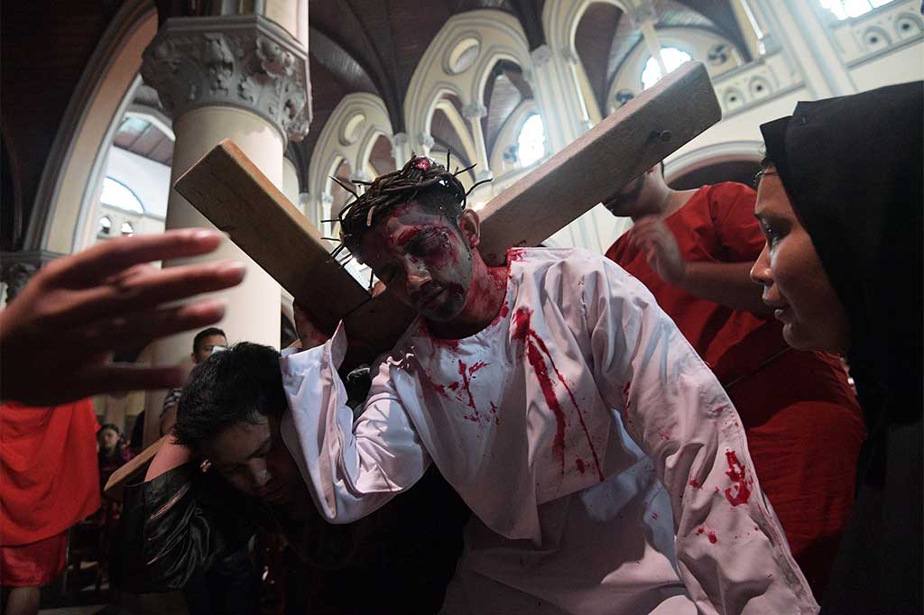 Umat Katolik memerankan drama penyaliban Yesus (tablo) saat ibadah Jumat Agung di Gereja Katedral, Jakarta.