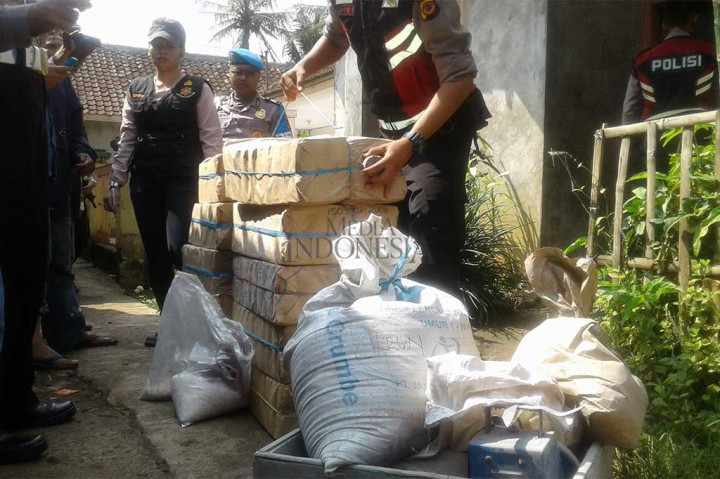 Dari hasil penyisiran, polisi menemukan sejumlah barang bukti bahan pembuatan petasan termasuk sekitar 30 dus berisi petasan.