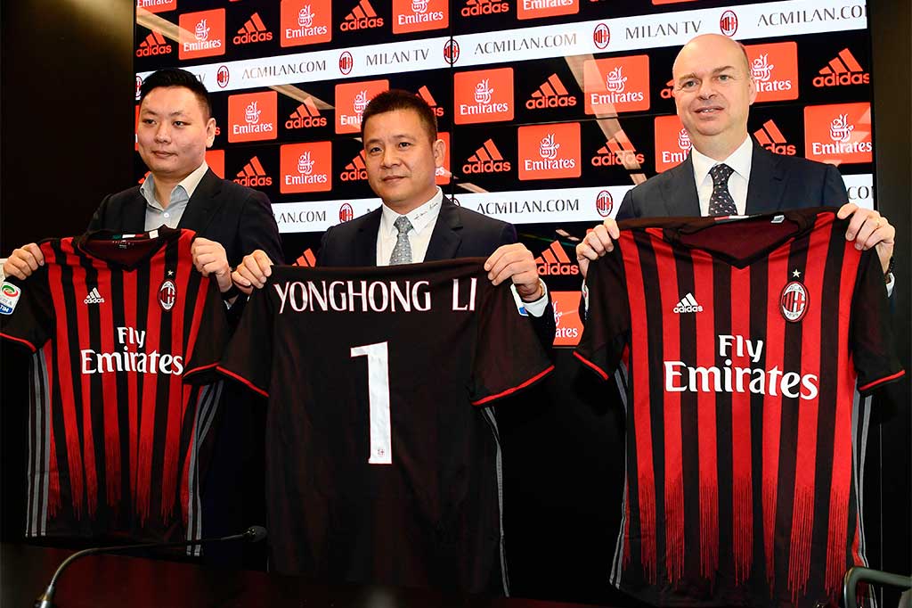 Pengusaha Tiongkok sekaligus pemilik baru AC Milan Yonghong Li (tengah) berpose dengan pengusaha Italia Marco Fassone (kanan) dan perwakilan Rossoneri Sport Investment Lux, David Han Li saat konferensi pers pengumuman kepengurusan baru AC Milan, di Milan, Jumat (14/4/2017).