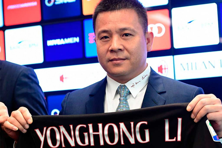 Yonghong Li berpose dengan jersey AC Milan.