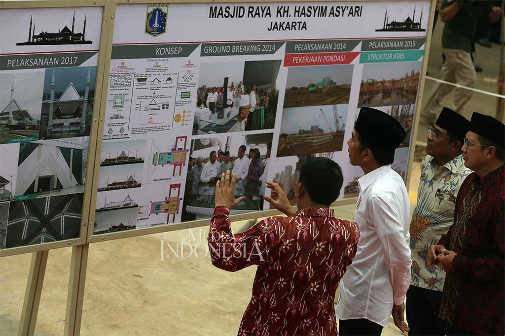 Presiden Joko Widodo mendengarkan penjelasan mengenai proyek pengerjaan Masjid KH Hasyim Asy'ari di Jalan Daan Mogot, Jakarta Barat, Sabtu (15/4/2017).