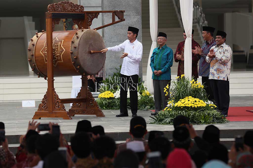 Presiden didampingi KH Salahuddin Wahid, Menteri Agama Lukman Hakim Saifuddin, Ketua DPRD DKI Jakarta Prasetio Edi Mardudi, dan Plt Gubernur DKI Sumarsono memukul bedug sebagai tanda peresmian Masjid Raya KH Hasyim Asy'ari.