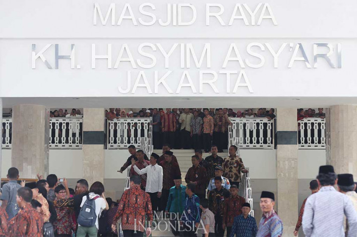 Presiden menyapa warga yang turut menghadiri acara peresmian Masjid Raya KH Hasyim Asy'ari.