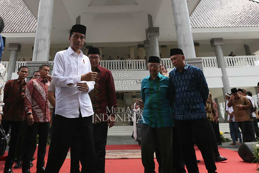 Presiden seusai melaksanakan Salat Zuhur saat peresmian Masjid Raya KH Hasyim Asy'ari.