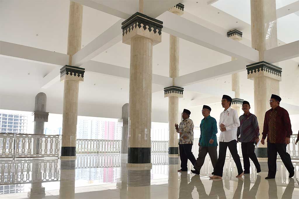 Presiden bersama Menteri Agama Lukman Hakim Saifuddin (kanan), Ketua DPRD DKI Jakarta Prasetyo Edi Marsudi (kedua kanan), Kepala Staf Presiden Teten Masduki (kedua kiri) dan Plt Gubernur DKI Jakarta Sumarsono meninjau Masjid Raya KH Hasyim Asy'ari. ANTARA/Puspa Perwitasari