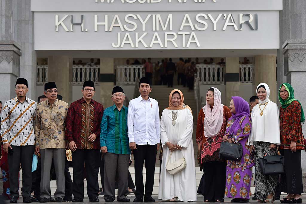 Presiden Jokowi bersama Menteri Agama Lukman Hakim Saifuddin (ketiga kiri) dan keluarga besar KH Hasyim Asy'ari berfoto bersama usai peresmian Masjid Raya KH Hasyim Asy'ari. ANTARA/Puspa Perwitasari