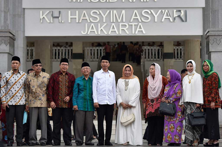 Presiden Jokowi bersama Menteri Agama Lukman Hakim Saifuddin (ketiga kiri) dan keluarga besar KH Hasyim Asy'ari berfoto bersama usai peresmian Masjid Raya KH Hasyim Asy'ari. ANTARA/Puspa Perwitasari