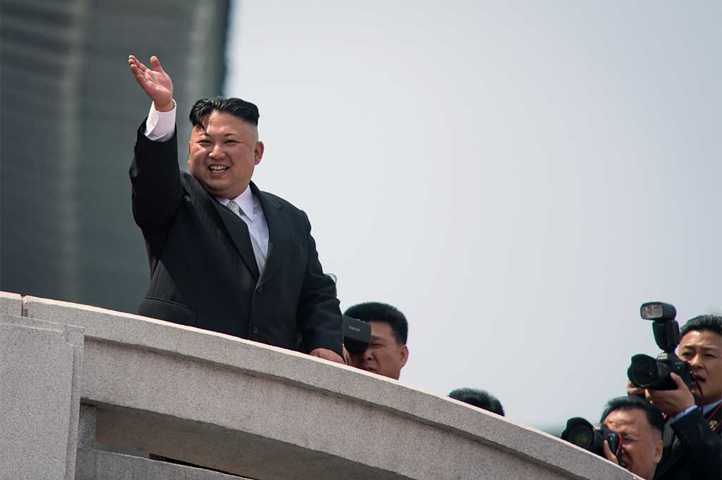Pemimpin Korea Utara Kim Jong-Un melambaikan tangan dari atas balkon saat menyambut parade militer besar-besaran untuk memperingati 105 tahun kelahiran mendiang pendiri negera Kim Il Sung, di Pyongyang, Sabtu (15/4/2017).