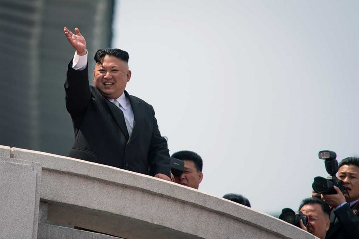 Pemimpin Korea Utara Kim Jong-Un melambaikan tangan dari atas balkon saat menyambut parade militer besar-besaran untuk memperingati 105 tahun kelahiran mendiang pendiri negera Kim Il Sung, di Pyongyang, Sabtu (15/4/2017).