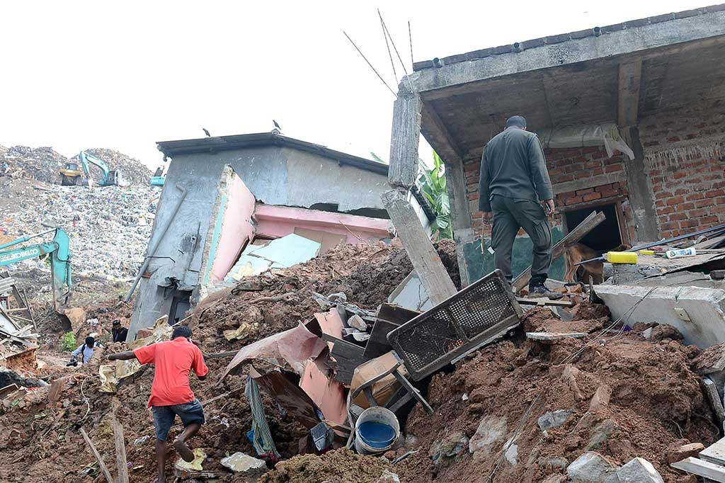 Runtuhnya gunungan sampah juga mengakibatkan puluhan rumah mengalami kerusakan parah.