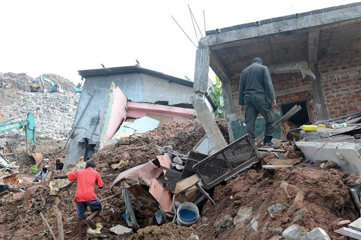 Runtuhnya gunungan sampah juga mengakibatkan puluhan rumah mengalami kerusakan parah.