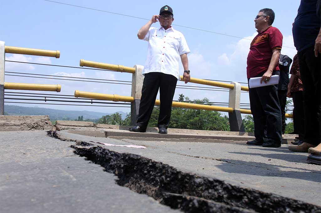Gubernur Jawa Barat Ahmad Heryawan melihat kondisi jembatan Cipamingkis yang patah di Jalan Raya Jonggol Cariu, Kabupaten Bogor, Jawa Barat, Sabtu (15/4/2017).