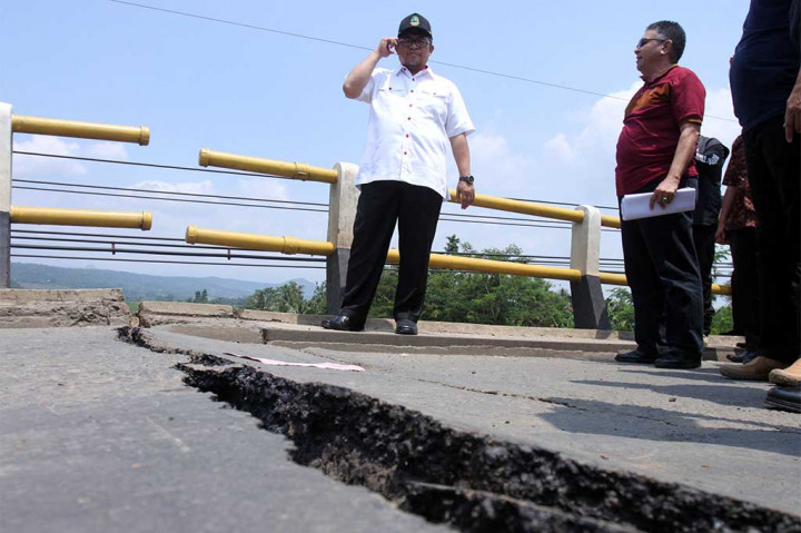 Gubernur Jawa Barat Ahmad Heryawan melihat kondisi jembatan Cipamingkis yang patah di Jalan Raya Jonggol Cariu, Kabupaten Bogor, Jawa Barat, Sabtu (15/4/2017).