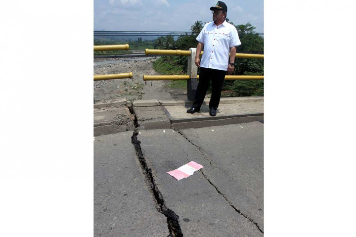 Gubernur menginstruksikan jajaran Binamarga Provinsi untuk cepat tanggap terkait kejadian turunnya tersebut, dan instruksikan untuk segera dibangun jembatan darurat agar aktivitas warga tidak terganggu. 