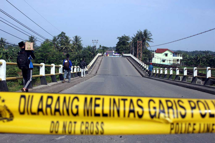 Patahnya jembatan yang menghubungkan Jonggol-Cariu diduga karena derasnya arus sungai yang mengikis salah satu tiang penyangga jembatan bagian tengah, sehingga menimbulkan pergeseran pada tiang atau penyangga, akibatnya aktivitas warga terganggu. 