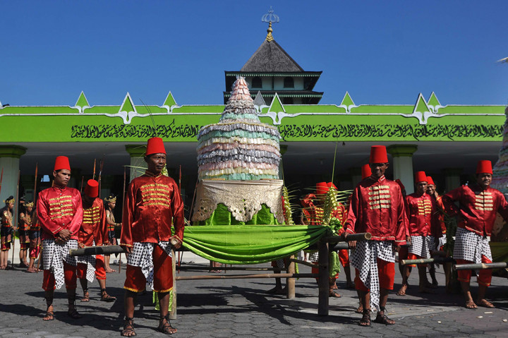 Pasukan keamanan menjaga gunungan Gethuk (makanan tradisonal terbuat dari Singkong ) sebelum diperebutkan pada acara Grebeg Gethuk.