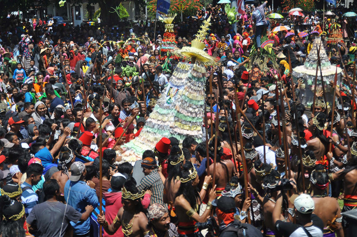 Warga berebut gunungan Gethuk (makanan tradisional terbuat dari singkong ) pada acara Grebeg Gethuk dalam rangka Hari Jadi ke-1111 Kota Magelang 