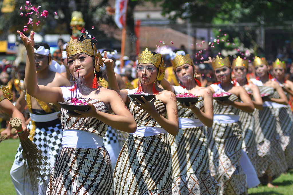 Sejumlah penari menampilkan sendratari Babat Tanah Pardikan dalam rangka Hari Jadi ke-1111 Kota Magelang. Sendratari yang dimainkan oleh ratusan pelajar dan seniman di kawasan Magelang tersebut menceritakan sejarah berdirinya Kota Magelang menurut prasasti Mantyasih pada abad IX.