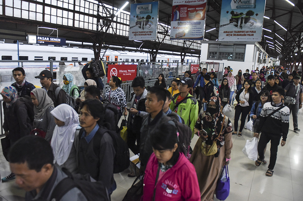 Stasiun Senen Dipadati Penumpang Pascalibur Paskah