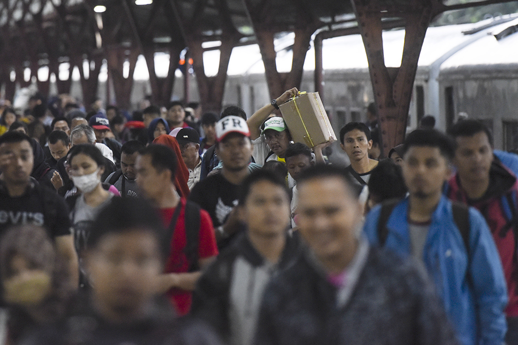 Stasiun Senen Dipadati Penumpang Pascalibur Paskah
