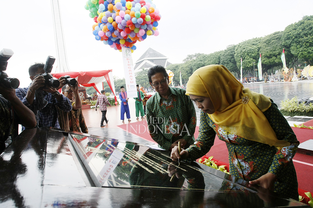 Menteri Sosial Khofifah Indar Parawansa menandatangani
prasasti saat membuka perayaan HUT TMII ke-42 di Pendopo Agung Sasono Utomo Taman Mini Indonesia Indah (TMII), Jakarta, Minggu (16/4).