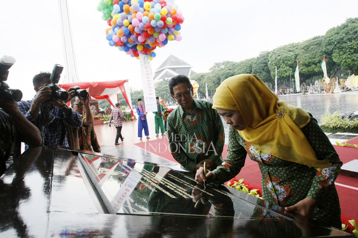 Menteri Sosial Khofifah Indar Parawansa menandatangani
prasasti saat membuka perayaan HUT TMII ke-42 di Pendopo Agung Sasono Utomo Taman Mini Indonesia Indah (TMII), Jakarta, Minggu (16/4).