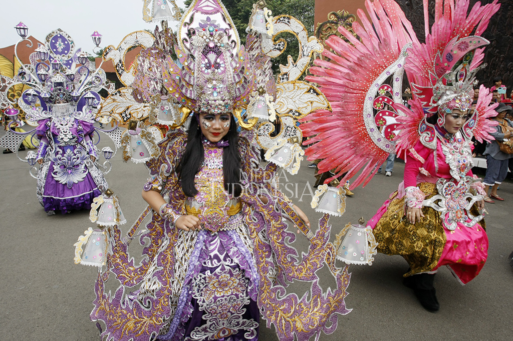 Peragaan kostum Solo Batik Carnival saat perayaan HUT TMII ke-42 di Pendopo Agung Sasono Utomo Taman Mini Indonesia Indah (TMII), Jakarta.
