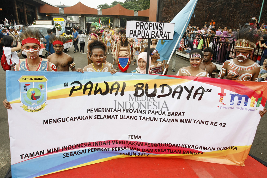 Pawai Budaya Nusantara saat perayaan HUT TMII ke-42 di Pendopo Agung Sasono Utomo Taman Mini Indonesia Indah (TMII), Jakarta.