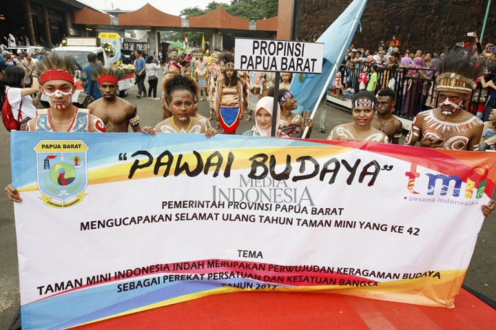 Pawai Budaya Nusantara saat perayaan HUT TMII ke-42 di Pendopo Agung Sasono Utomo Taman Mini Indonesia Indah (TMII), Jakarta.