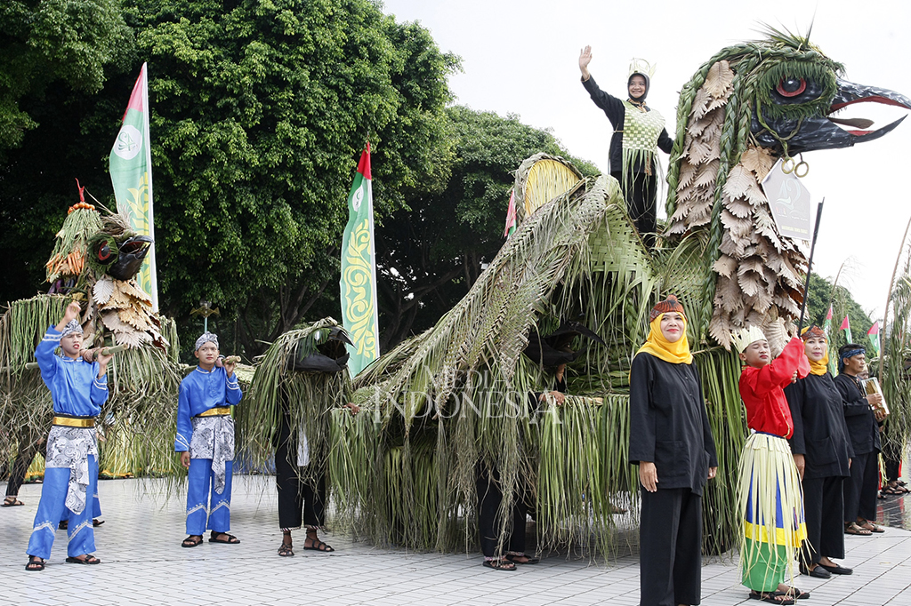 Pawai Budaya Nusantara saat perayaan HUT TMII ke-42 di Pendopo Agung Sasono Utomo Taman Mini Indonesia Indah (TMII), Jakarta.
