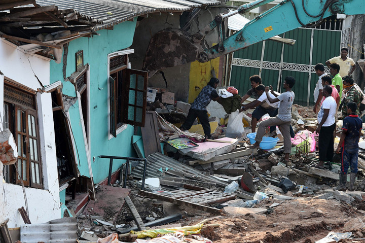 
Timbunan sampah setinggi 90 meter longsor pada Jumat (14/4) malam, ketia orang-orang sedang merayakan tahun baru setempat.
