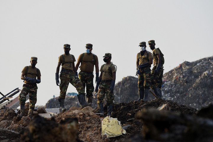 Personel militer Sri Lanka turun tangan mengatasi musibah sampah longsor di Kolombo.