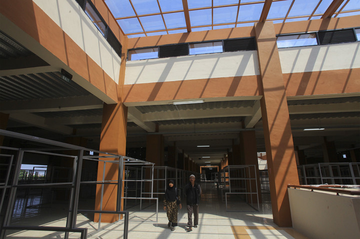 Calon pedagang melihat-lihat lapak dan kios yang akan ditempati untuk berjualan di Pasar Klewer, Solo, Jawa Tengah.