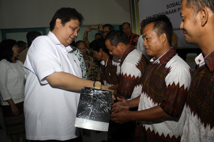 Menteri Perindustrian Airlangga Hartarto (kiri) menyerahkan secara simbolis cangkul kepada pelaku Industri Kecil dan Menengah serta sejumlah petani di Balai Pengembangan Industri Persepatuan Indonesia di Tanggulangin, Sidoarjo, Jawa Timur, Senin (17/4/2017).