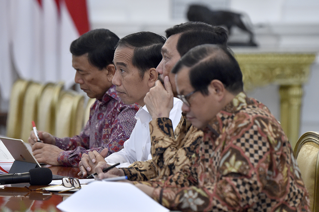 Pada kesempatan itu, Presiden didampingi oleh Sekretaris Kabinet Pramono Anung, Menteri Koordinator Bidang Kemaritiman Luhut Binsar Panjaitan, dan Menteri Koordinator Bidang Politik Hukum dan Keamanan Wiranto.