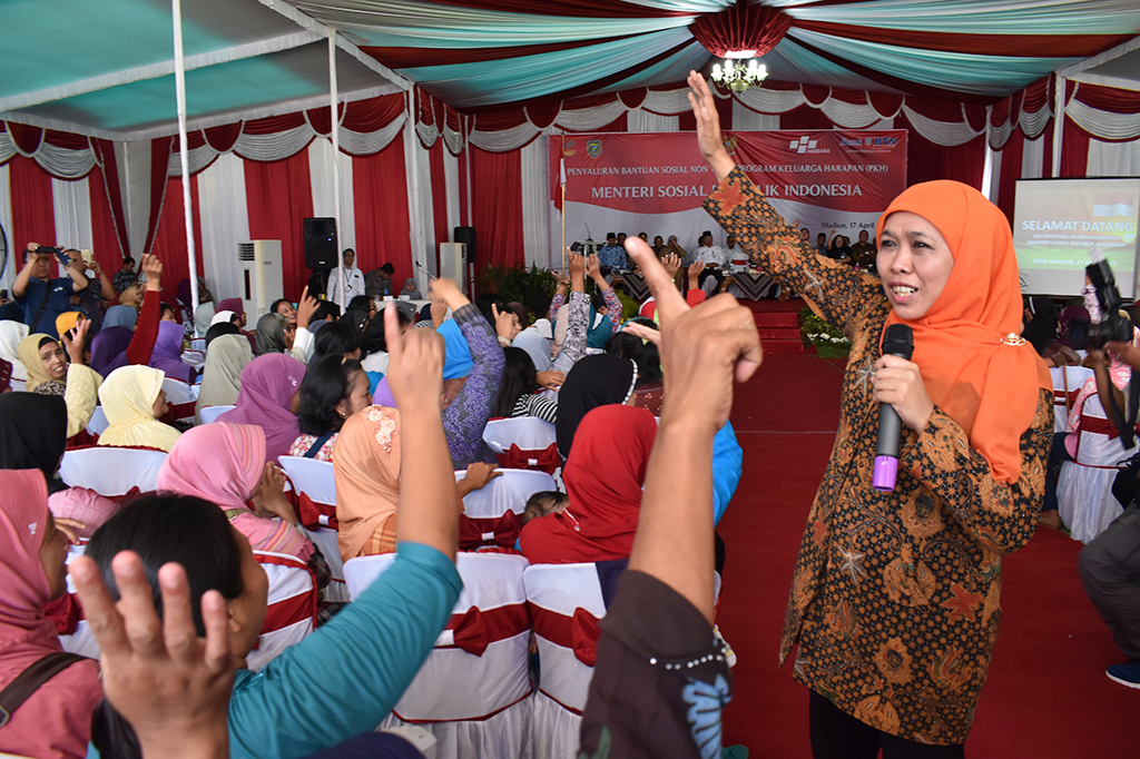 Menteri Sosial Khofifah Indar Parawansa memberikan pengarahan kepada para penerima manfaat bantuan sosial Program Keluarga Harapan (PKH), di Alun-alun Kota Madiun, Jawa Timur, Senin (17/4/2017).