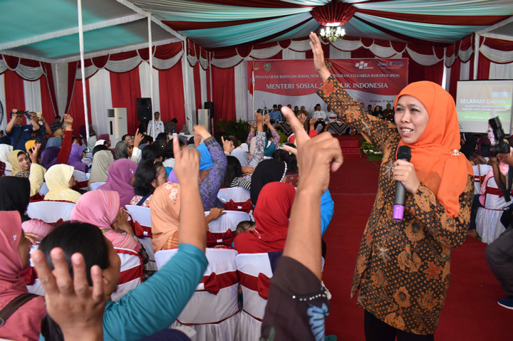 Menteri Sosial Khofifah Indar Parawansa memberikan pengarahan kepada para penerima manfaat bantuan sosial Program Keluarga Harapan (PKH), di Alun-alun Kota Madiun, Jawa Timur, Senin (17/4/2017).