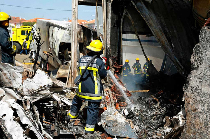 Pesawat pribadi itu jatuh sesudah tinggal landas dari lapangan udara kecil Tires, dekat kota wisata Cascais. Pesawat itu akan ke Marseilles, Prancis.