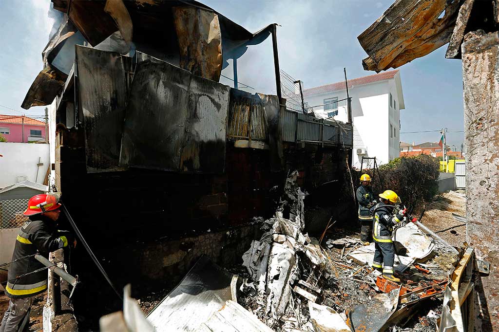 Semua penumpang di pesawat itu, tiga warga Prancis dan seorang Swiss, tewas. Seorang lain di darat tewas akibat pesawat itu jatuh menimpa truk dan menimbulkan kebakaran.