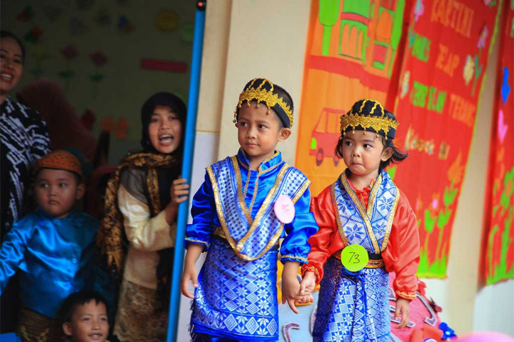 Siswa TK Aisyiyah Kampung Sewu berlenggang-lenggok di atas catwalk saat mengikuti Lomba Peragaan Busana Hari Kartini.