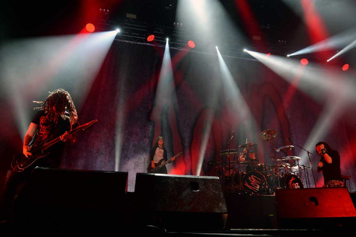 Personel band metal Korn Brian 'Head' Welch (kiri), Jonathan Davis (kanan), dan Tye Trujillo, putra bassist Metallica Robert Trujillo perform di atas panggung saat konser di Bogota, Kolombia, Senin (17/4/2017) waktu setempat.