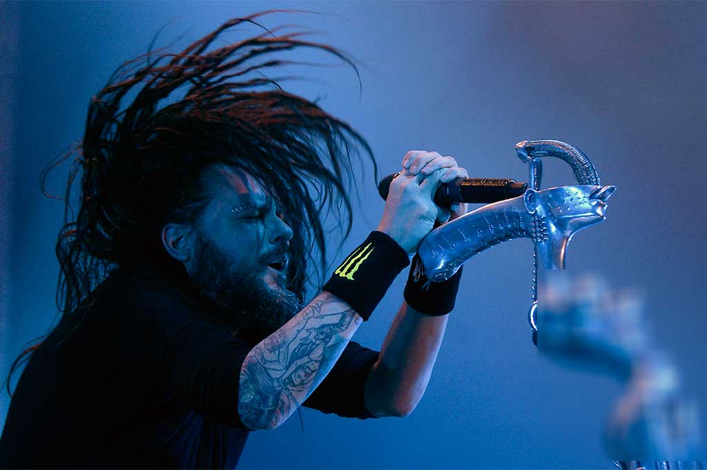 Aksi vokalis Korn Jonathan Davis di atas panggung.