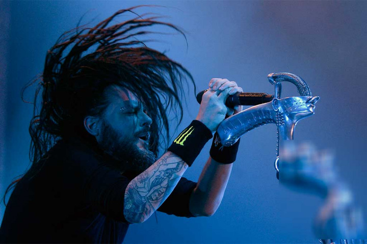 Aksi vokalis Korn Jonathan Davis di atas panggung.
