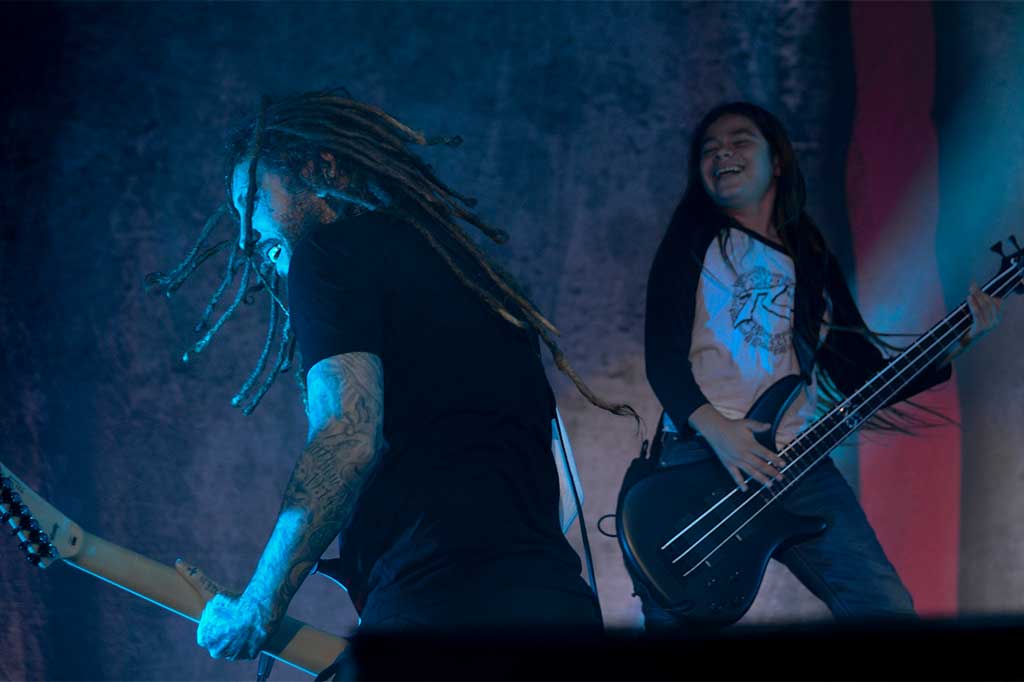 Aksi gitaris Korn Brian 'Head' Welch dan bassist Tye Trujillo.