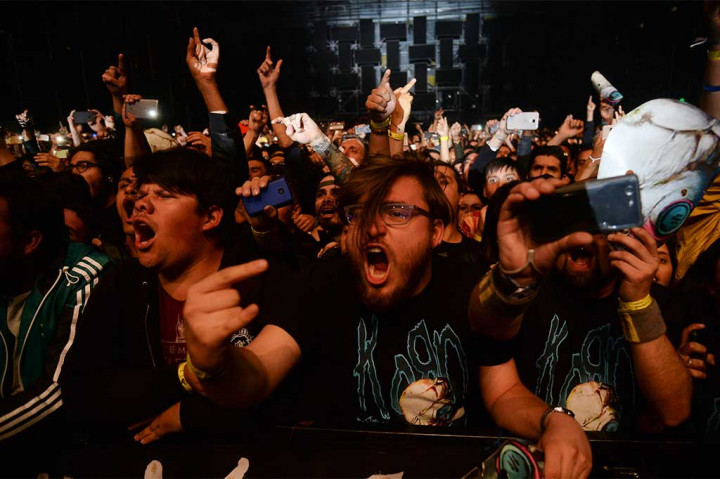 Para penonton berjingkrak mengikuti irama musik yang menghentak.