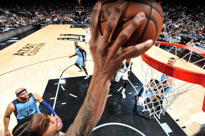 Kawhi Leonard memimpin San Antonio Spurs dengan menyumbang 37 poin, poin tertinggi dalam karirnya, ditambah 11 rebound, untuk memimpin 2-0 pada seri putaran pertama Wilayah Barat dengan format best of seven.